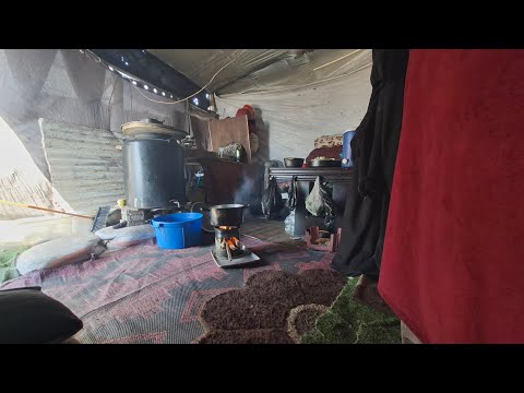 كيف ننام في خيمه في فصل الشتاء على بحر غزة هذا قدرنا الحمدلله على كل حال