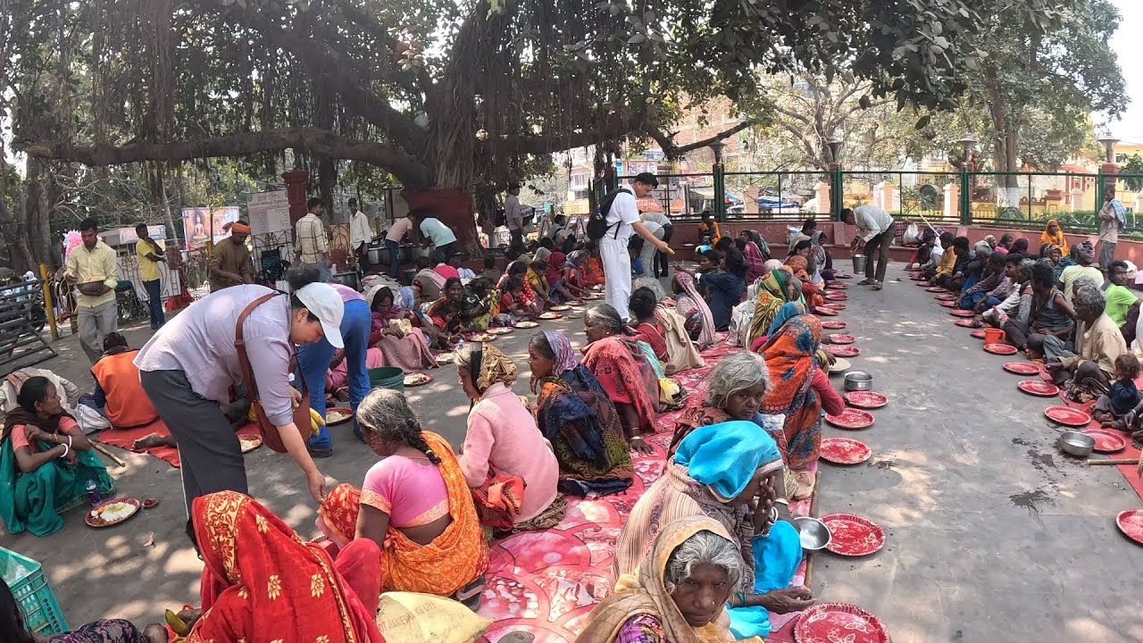 Serving 400 People with Love in His Memory || Bodh Gaya || Tibetan YouTuber 