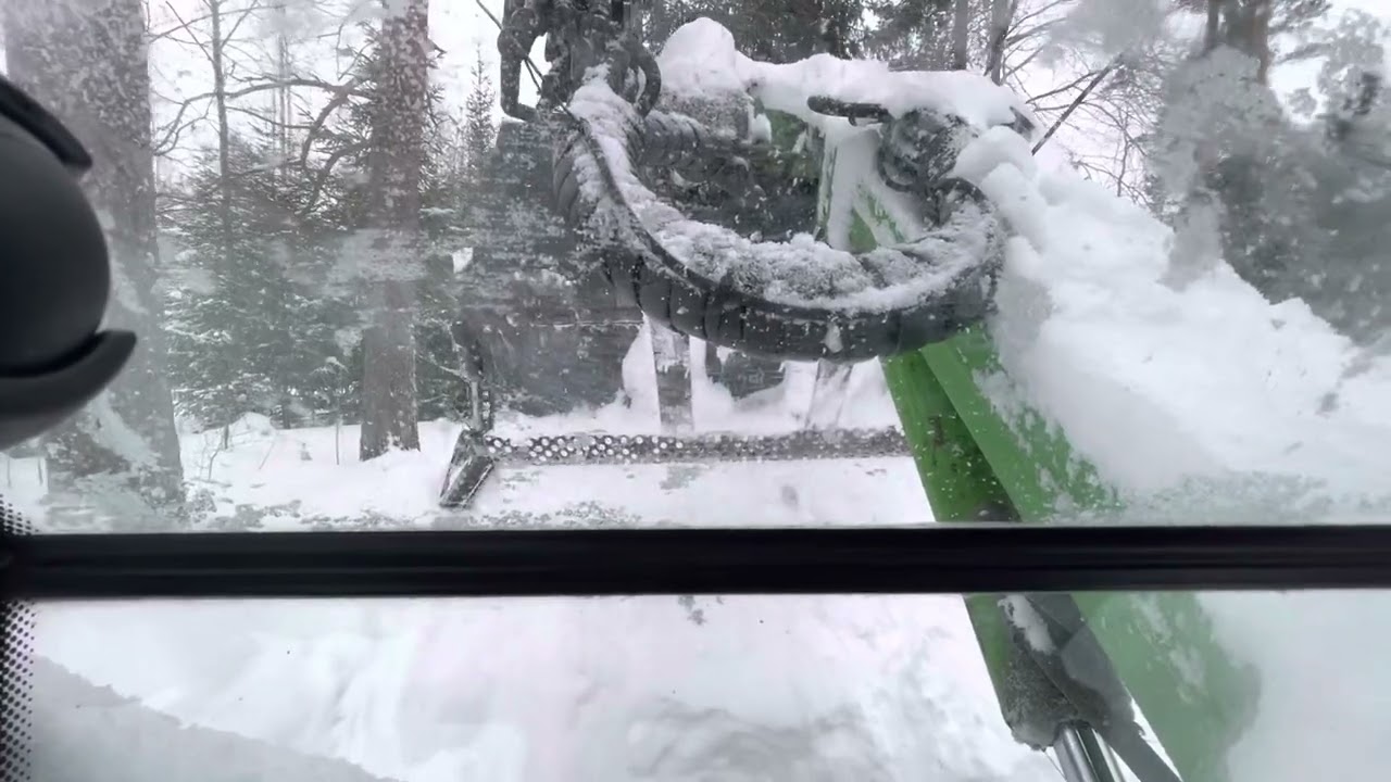 Lumen aurausta Avant 640 DLX ja siipilumikauha. Reilusti tuiskuttanutta lunta tiellä.