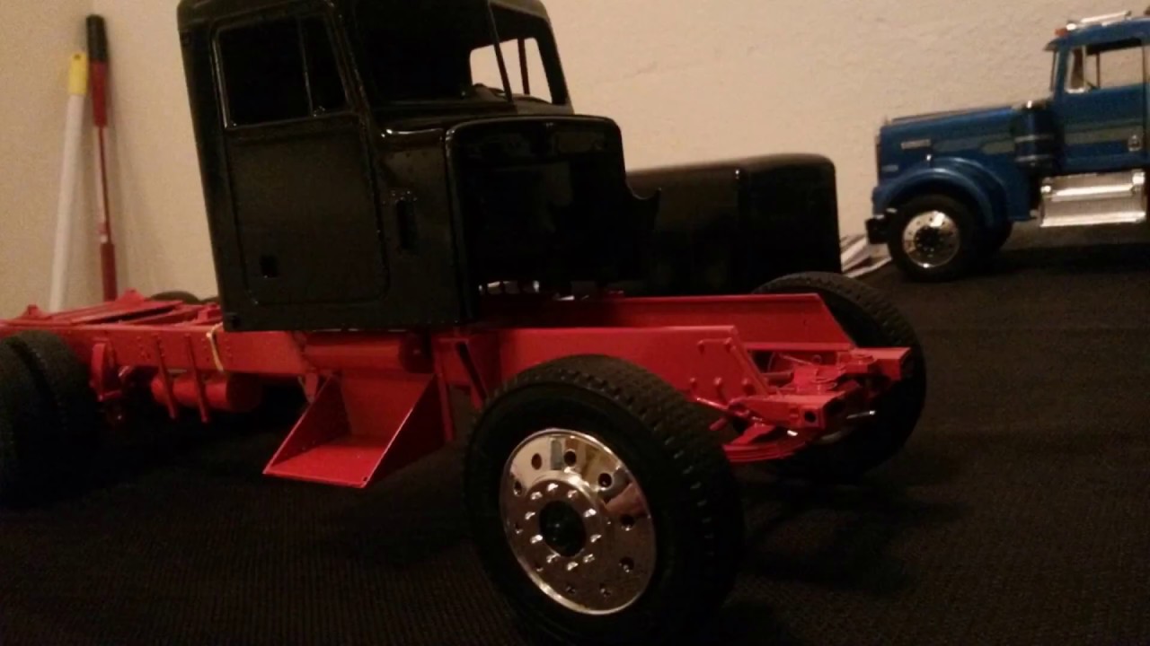 Revell 1/16 Peterbilt 359 With 3408 V8 Caterpillar Engine Built 2016 PT