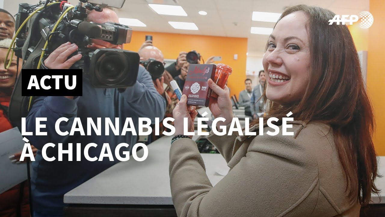 Des clients achètent du cannabis légalisé à Chicago | AFP News