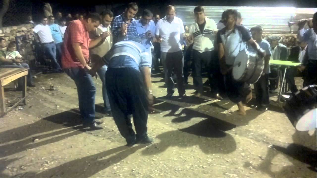 Büyük Oyuncu,Mustafa Kahveci  Davulcu Cebrail ve Zurnacı Serdal ile oynarken.facecook/GEBENLİLER