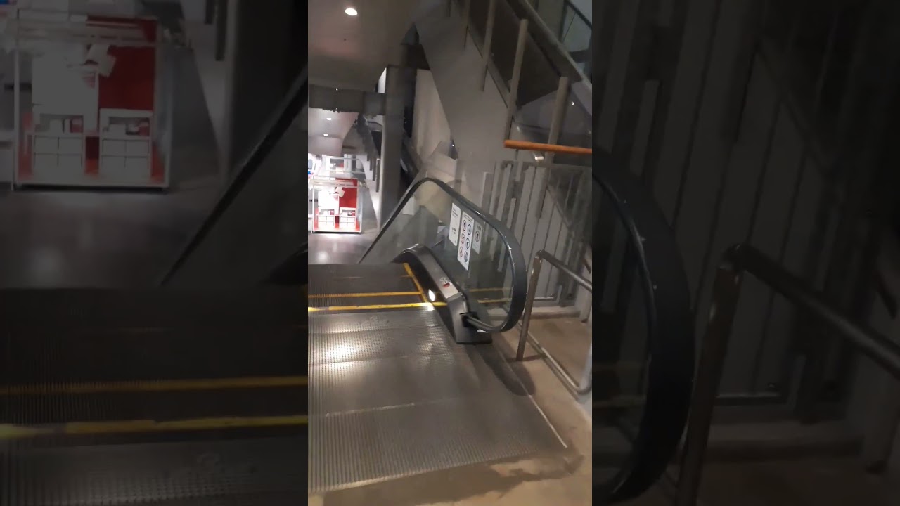 escalator escalera mecánica ruchome schody эскала́тор Rolltreppe דְּרַגְנוֹעַ rulltrappa  
