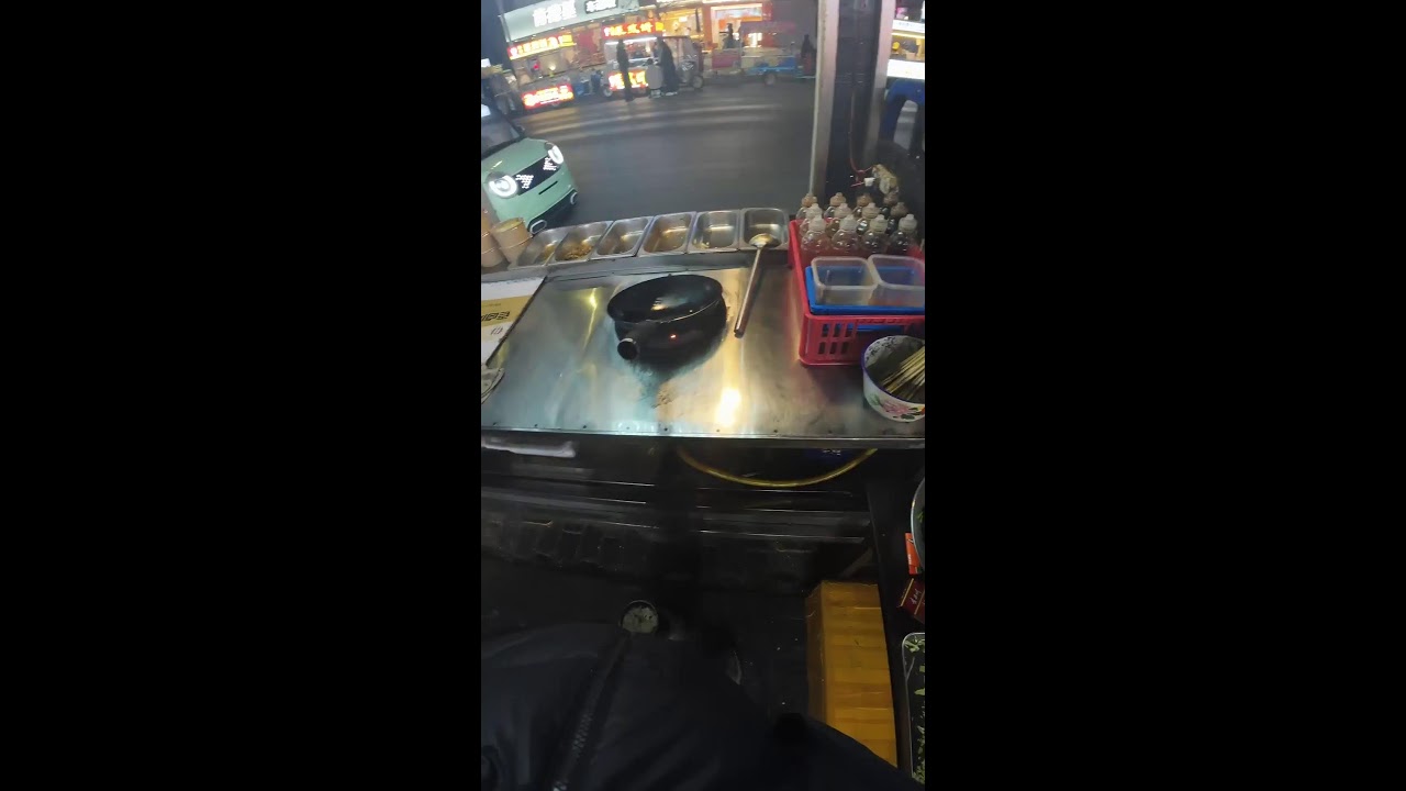 Live broadcast of street food specialties and fruit delicacies