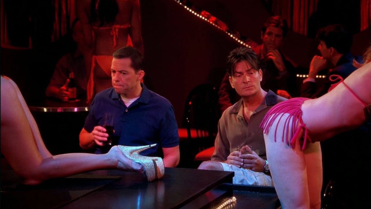 Charlie lleva a Alan al lugar del despecho D0S HOMBRES Y MEDIO CAPITULOS COMPLETOS