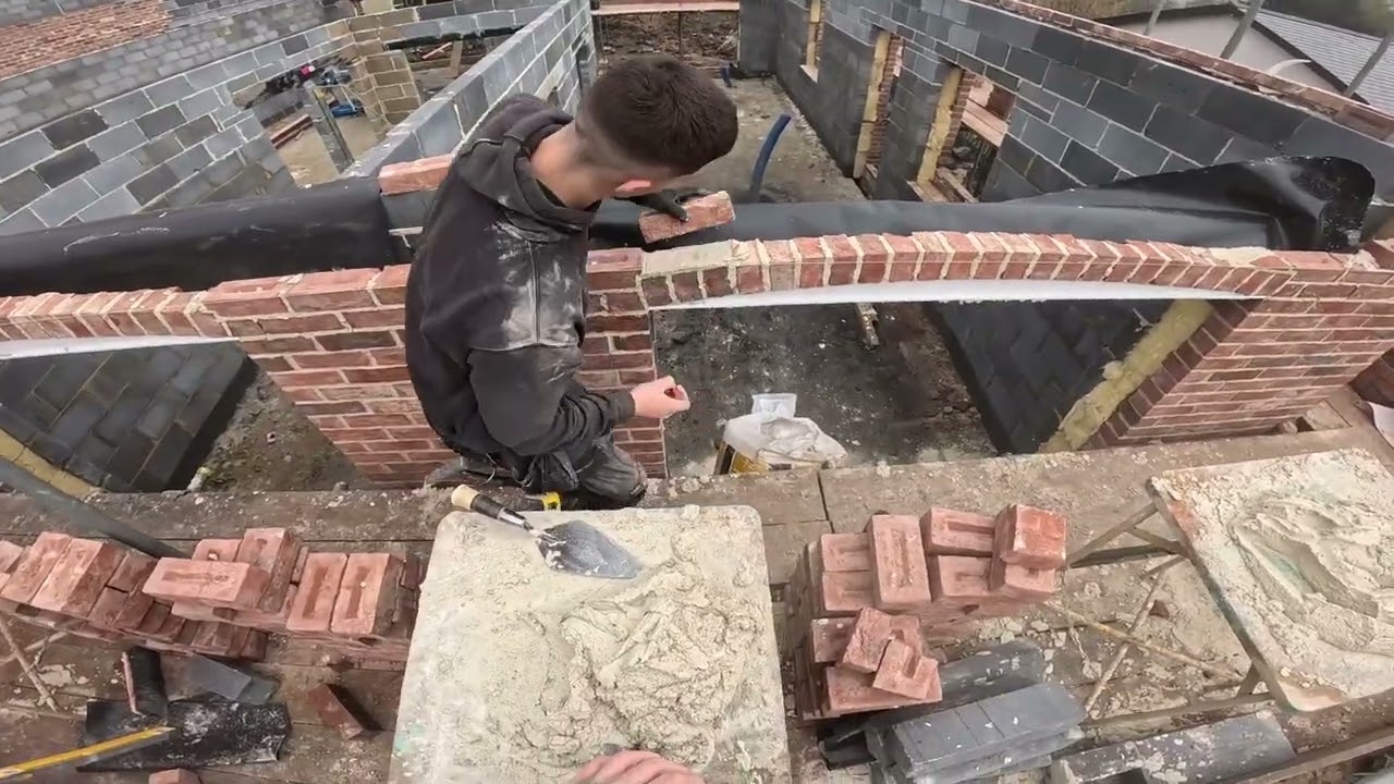 Teaching my new apprentice some brickwork #bricklaying #apprentice #construction