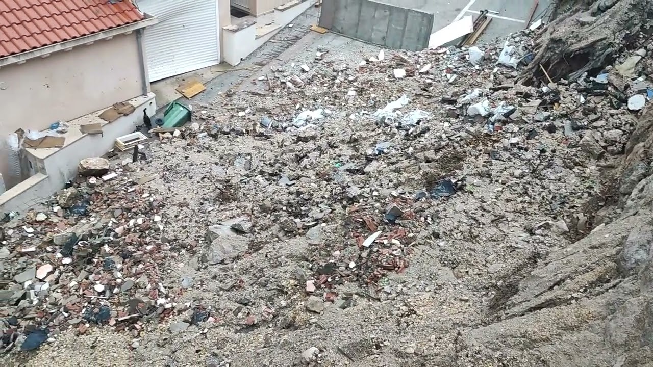 FOTO/VIDEO Urušio se potporni zid u Zatonu, zatrpao Mercedes 14 YouTube player