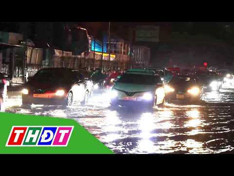 Heavy rain during rush hour leaves many Ho Chi Minh City streets severely flooded