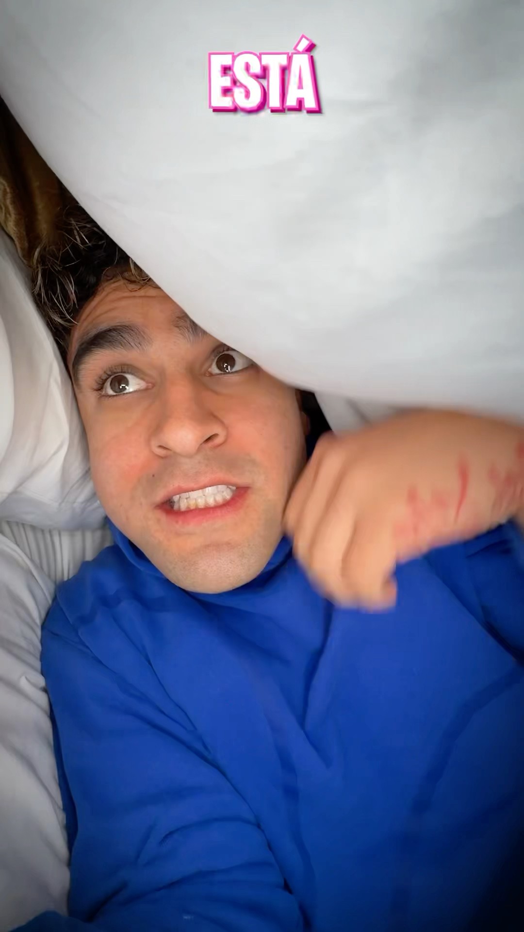 Me descubrió escondido bajo su cama????