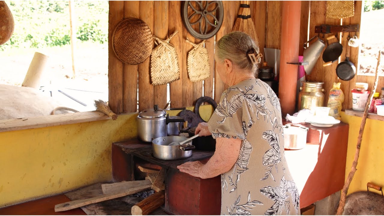 Деревенский обед, приготовленный на дровяной печи