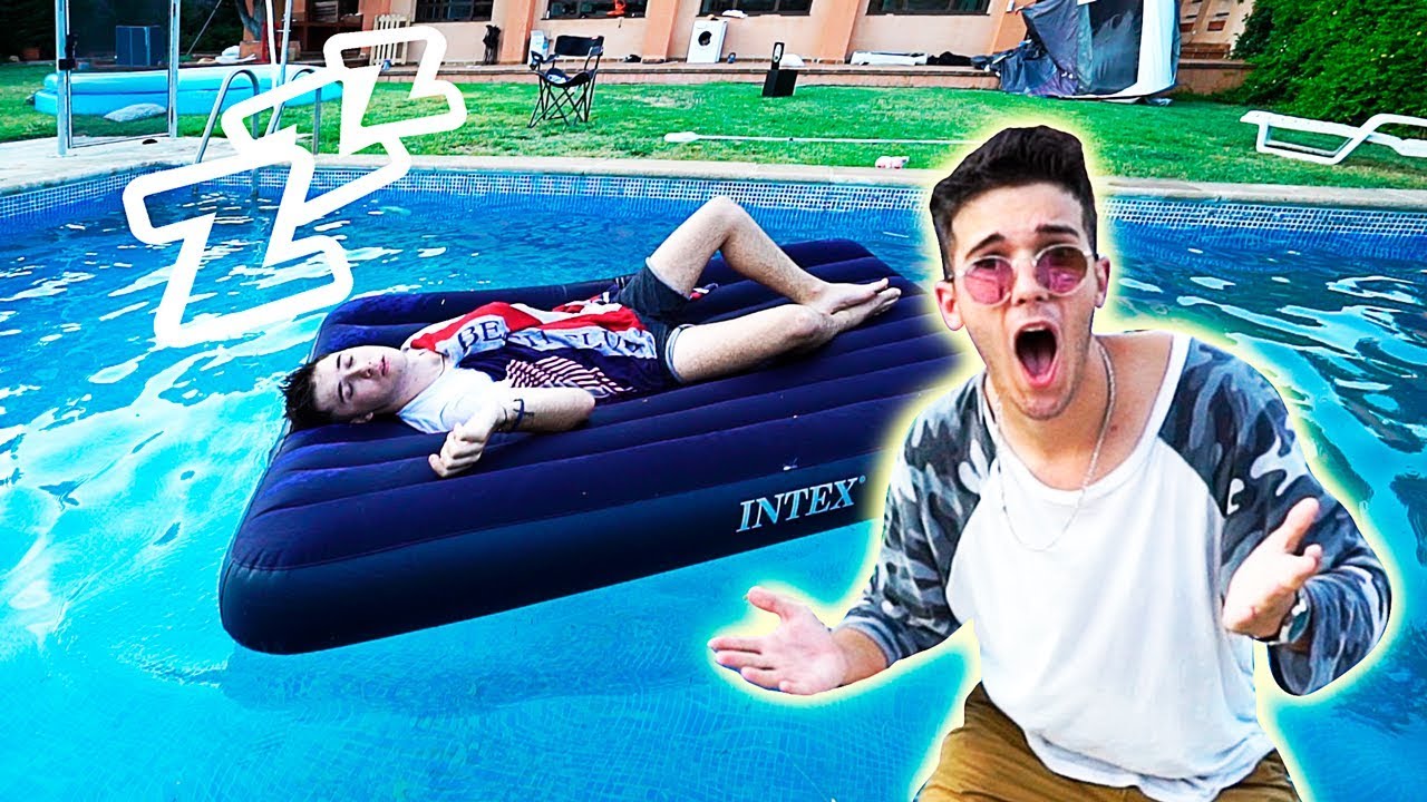 LE TIRAMOS A LA PISCINA MIENTRAS DUERME!! *Broma SE DESPIERTA EN LA PISCINA* [Logan G]