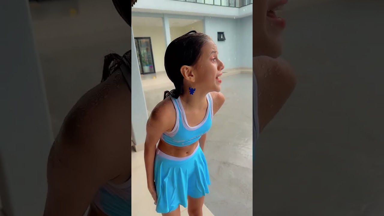 O celular ficou dentro da piscina 