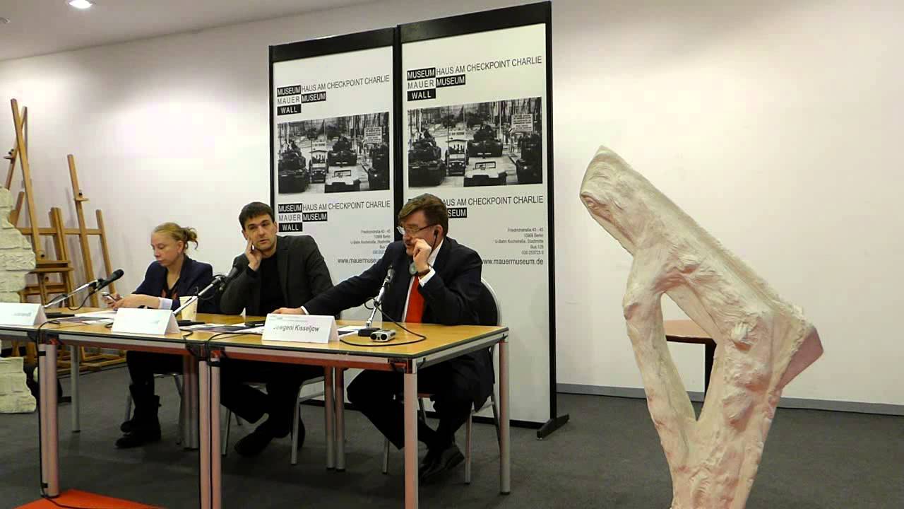 Boris Reitschuster und Jewgenij Kiseljow am Checkpoint Charlie 3/8