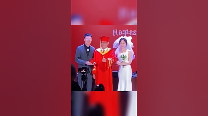 毕业典礼上，一对学生情侣穿婚纱礼服 拿出结婚证和校长合影，校长：搞得我像他们爱情的结晶 #毕业典礼  #万万没想到 #生活百態