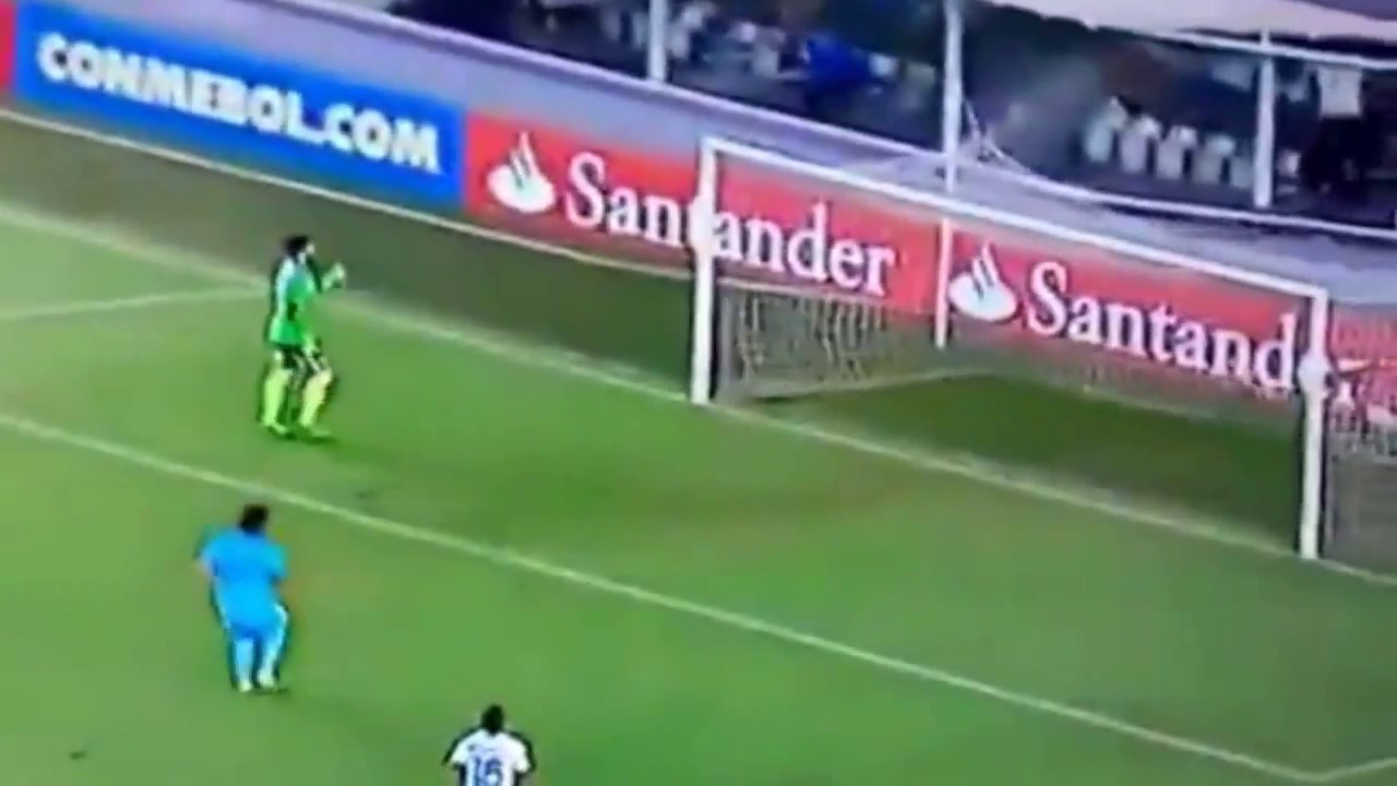 Sporting Cristal blooper del portero Viana en el segundo gol de Santos