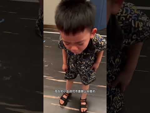 小孩哥想要亲小妹妹，反被吐了一身 #小屁孩 #搞笑萌娃