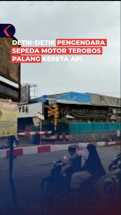 Terobos Palang dan Jatuh di Rel, Pengendara ini Nyaris Tertabrak Kereta Api #shorts