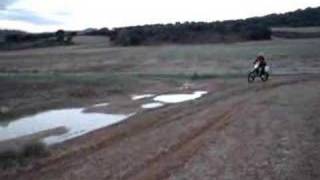 Moto Cruzando Un Charco En Baides