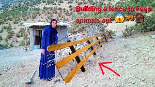 Une mère sans abri construit une clôture pour protéger ses enfants des animaux sauvages.