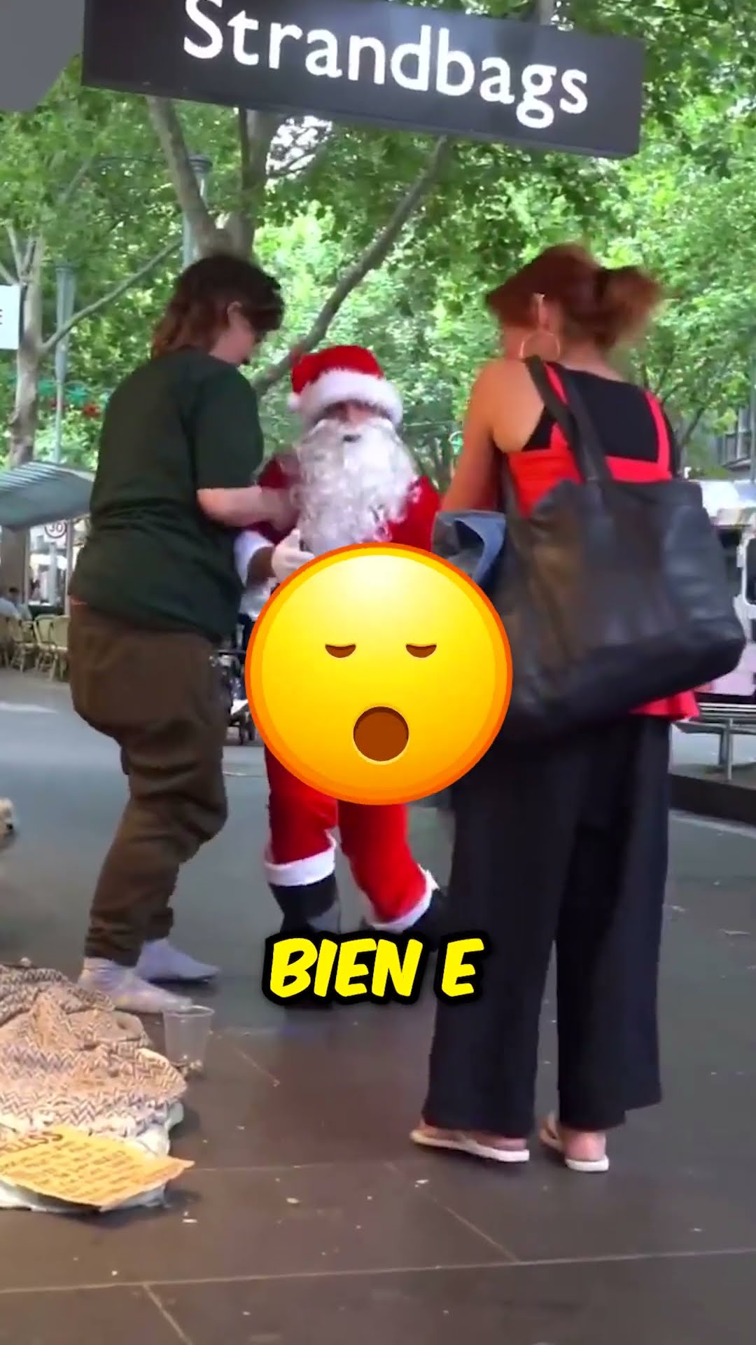 Un Bondadoso Mendigo Ayuda a Santa y Recibe un Regalo Increíble ?