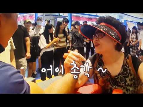 팔씨름 왕 팔뚝이 여자 허벅지보다 크다 대단해요(30)