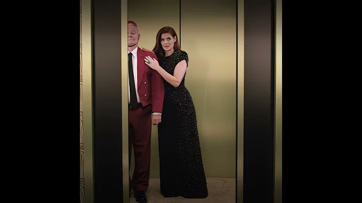 Debra Messing | 2018 Golden Globes Elevator | InSt...