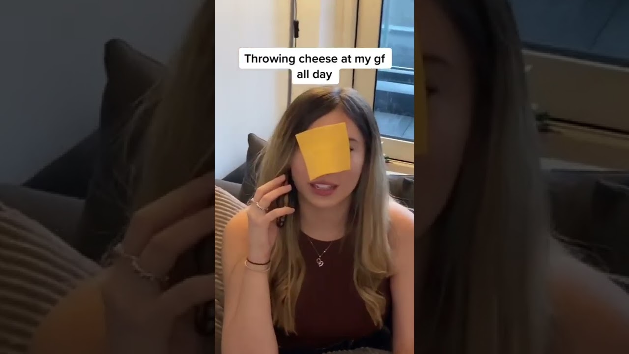 Целый день бросаю сыр в свою девушку 