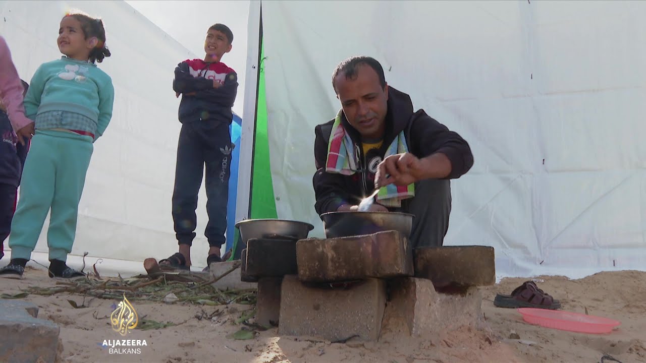 قطع من النايلون والبلاستيك، كل ما يحمي الفلسطينيين النازحين من البرد