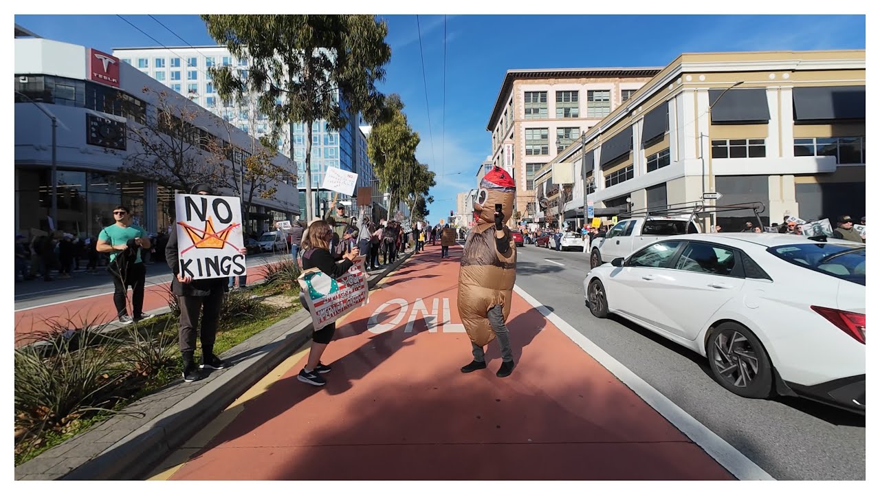 протест перед дилерским центром Tesla в Сан-Франциско