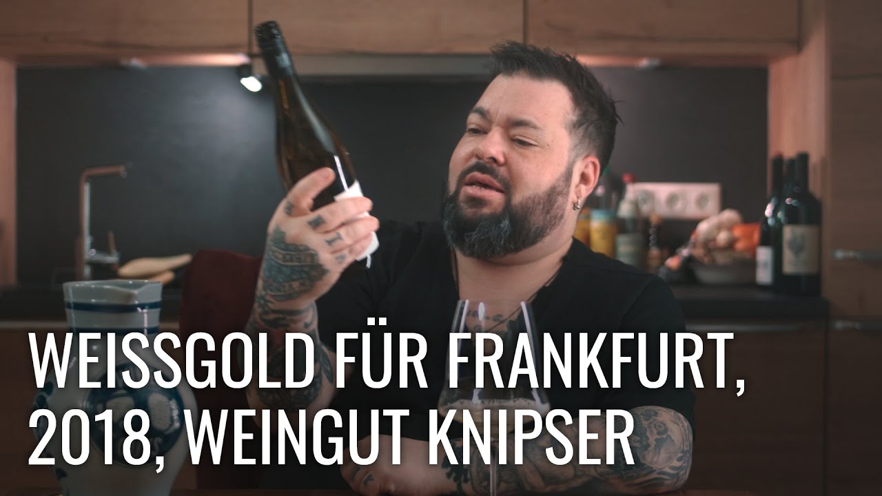 Eine Flasche. Ein Tisch. Ein Wine Guy.  |   Weissgold für Frankfurt, 2018, Weingut Knipser