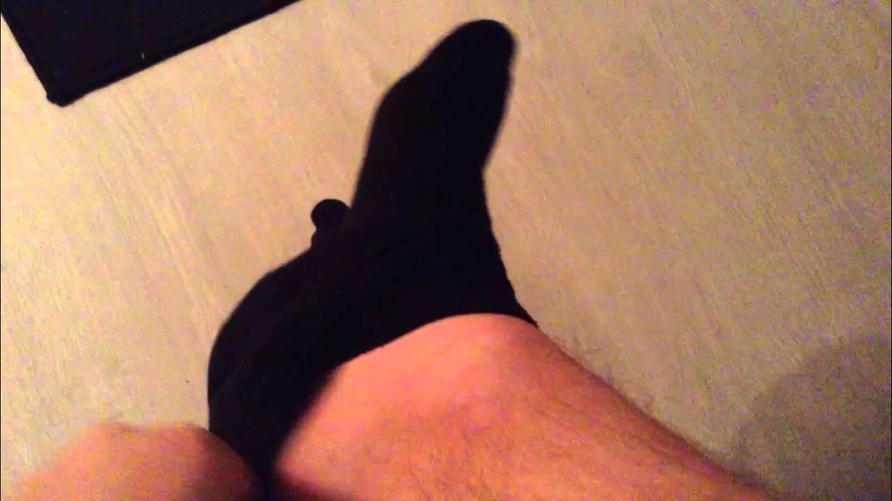 следы мужские носки. лайфхак для длинных носков. вывернутые носки. перчатки без пальцев из носков. носки на двух спицах.