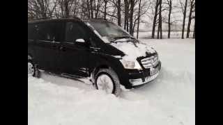 Viano 4matic, поле, много снега, сильный ветер.(4matic - рулит, автомобиль самостоятельно проехал около 600 метров по полю. Снег 50 см. Снято 23.03.13 http://www.drive2.ru/cars/merc..., 2013-03-23T19:15:10.000Z)