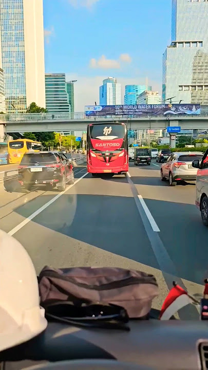 Bus Santoso Di Tol Dalam Kota Jakarta