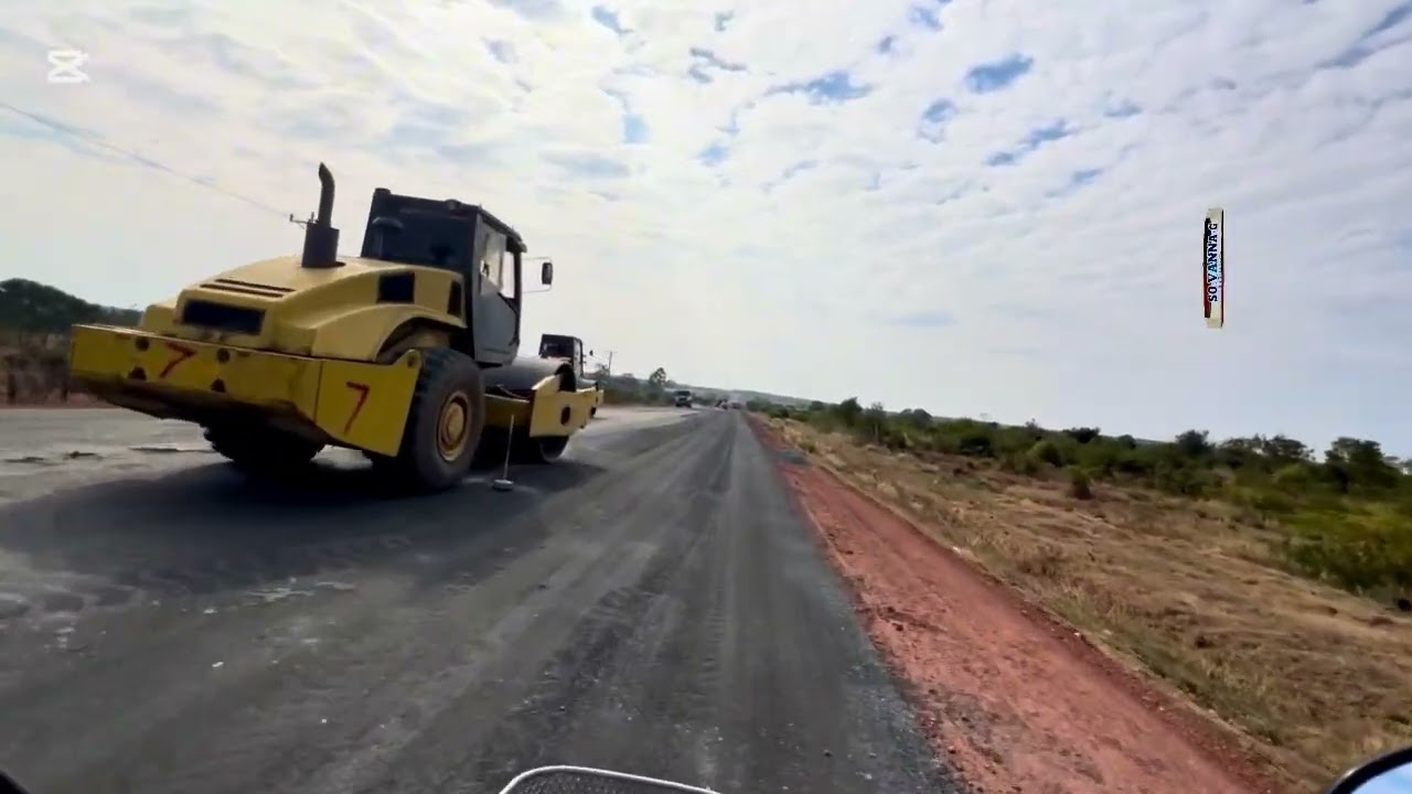 ផ្លូវ១ខ្សែត្រៀមអ៊ុតកៅស៊ូពីរង្វង់មូលស្ពានឆ្លងកាត់ទន្លេខេត្តក្រចេះ