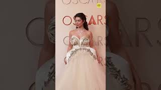 Weve got to give Aulii Cravahlo her flowers for this #Oscars look! 💐👏  #auliicravalho