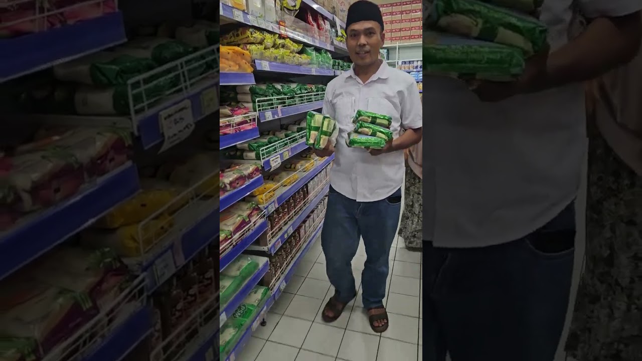 Ajak keluarga belanja di supermarket cianjur