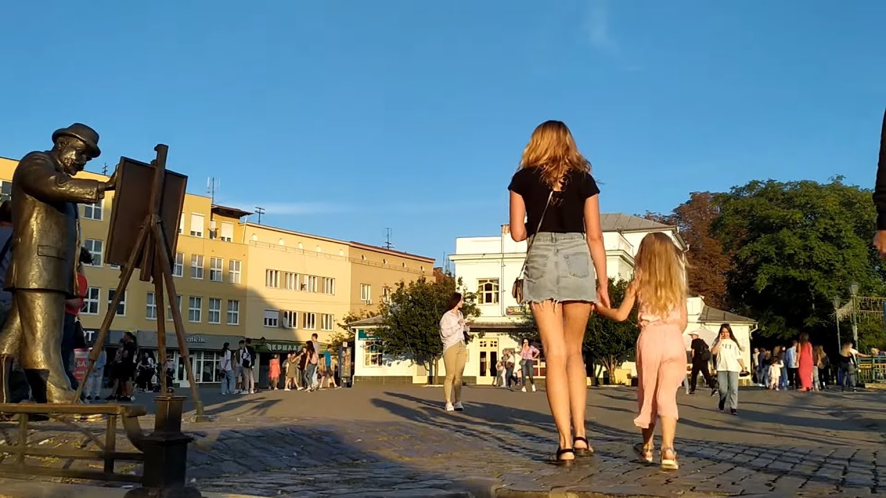 Ужгород 2021: Ярмарок на День міста 2021, багато людей на набережній, міст