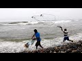 Mira con atención ¡Un Lobo marino #pesca, mientras hombres pescadores lo hacen con red!