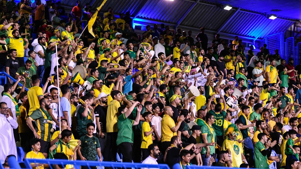 جمهور نادي الخليج بعد الفوز على الاتفاق دوري روشن السعودي ٢/١