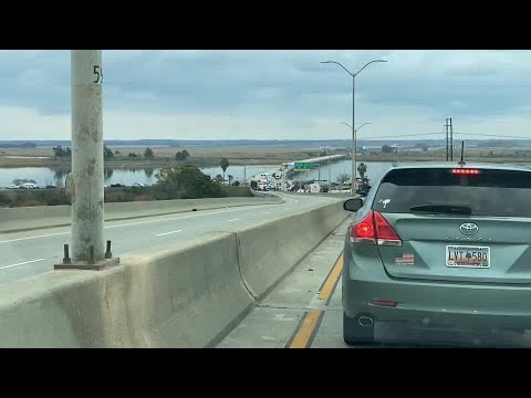 Log truck crash slows traffic on Talmadge Bridge - YouTube