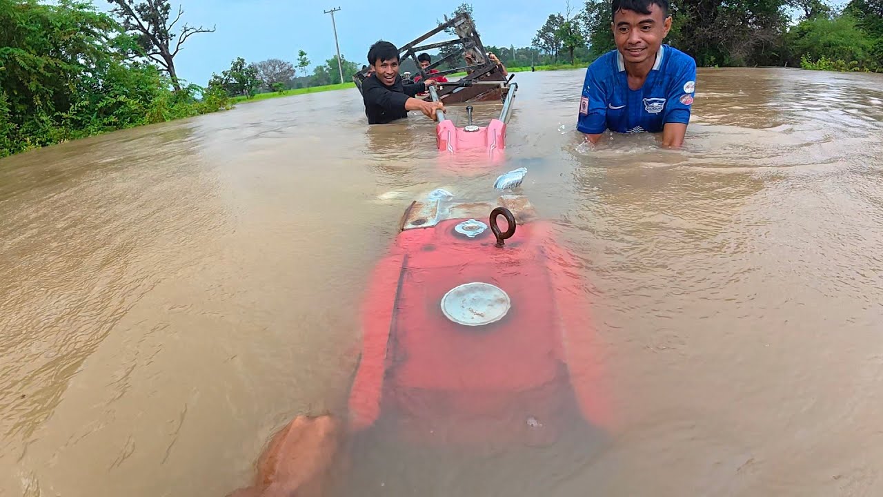 น้ำถ่วมทางเอาลดต๊อกๆดำน้ำมุดข้ามไปอีกฝั่ง//ນ້ຳຖ້ວມທາງເອົາລົດໄຖມຸດນ້ຳຂ້າມໄປອີກຝັ່ງ 