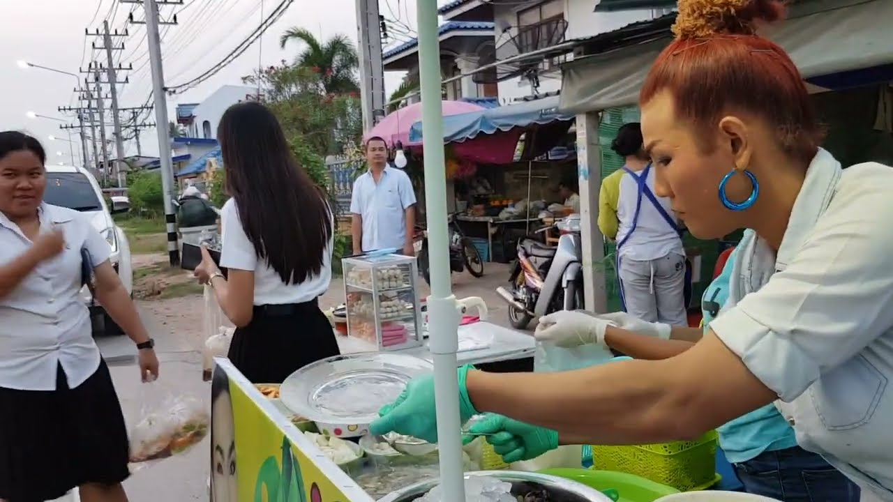 Острый салат из морепродуктов с кисло-сладкой заправкой карри (Нам Ям Гаенг Сом), острый салат из...