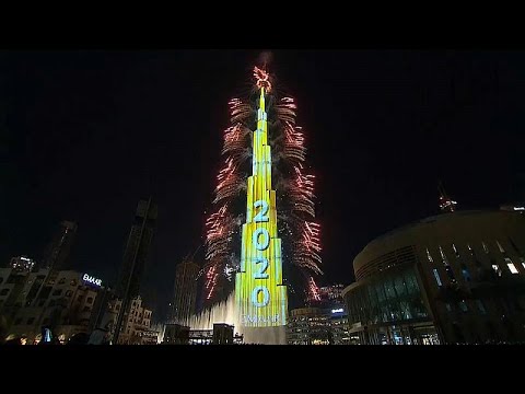 شاهد عروض مائية وألعاب نارية لاستقبال العام الجديد بين رأس الخيمة ودبي من يكسب