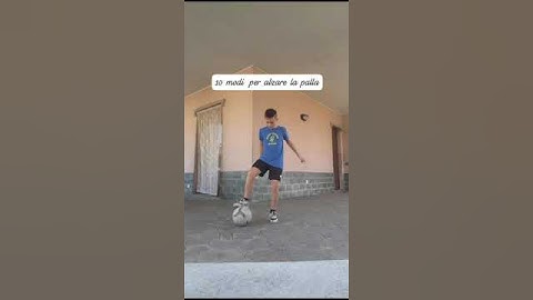 10 MODI PER ALZARE LA PALLA #skills #football #shorts #perte #prank #foryou