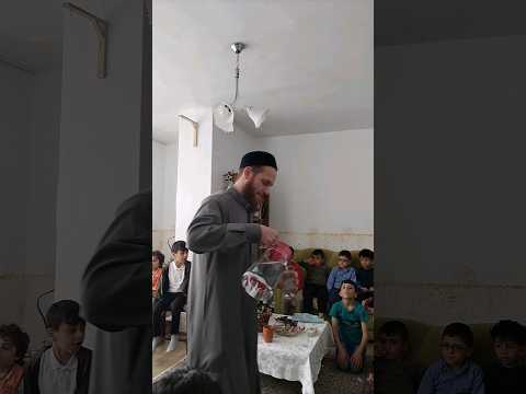 تعليم بعض آداب المجالس بشكل عملي 