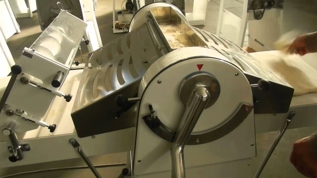 Kemplex SF600NA тестораскаточная машина со станцией нарезки в работе