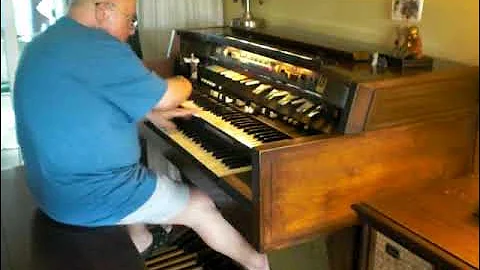 Mike Reed plays "Georgia on my Mind" on the Hammon...