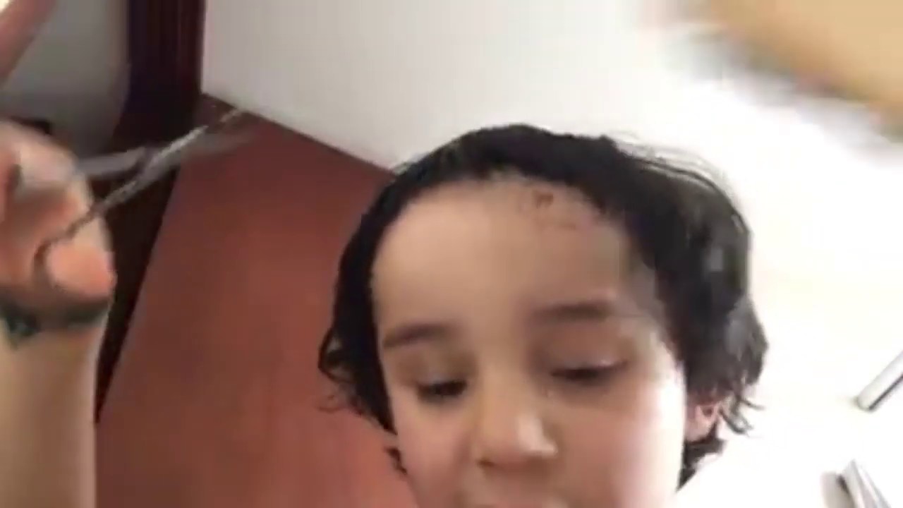 Niño Se Corta El Pelo Solo Con Tijeras 😂😂 Miralo Hasta El Final Te Hara