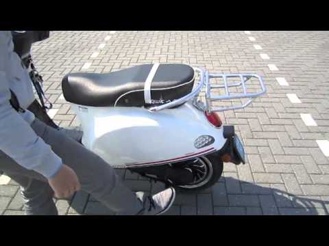 Qwic Emoto Street City op zijn standaard zetten - YouTube