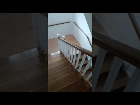 Видео: Тайнствените стъпки по стълбите се чуват от много години - Алтернативен изглед